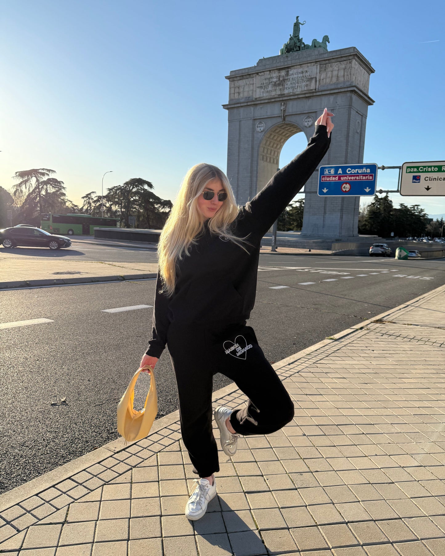 Le sweat à capuche noir Amore