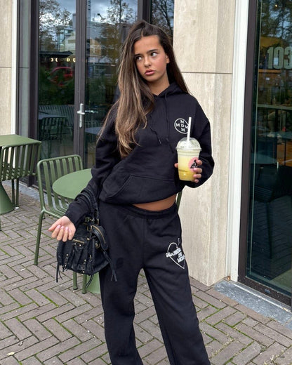 Le sweat à capuche noir Amore