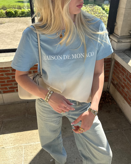 Le t-shirt dégradé de couleur bleu-blanc